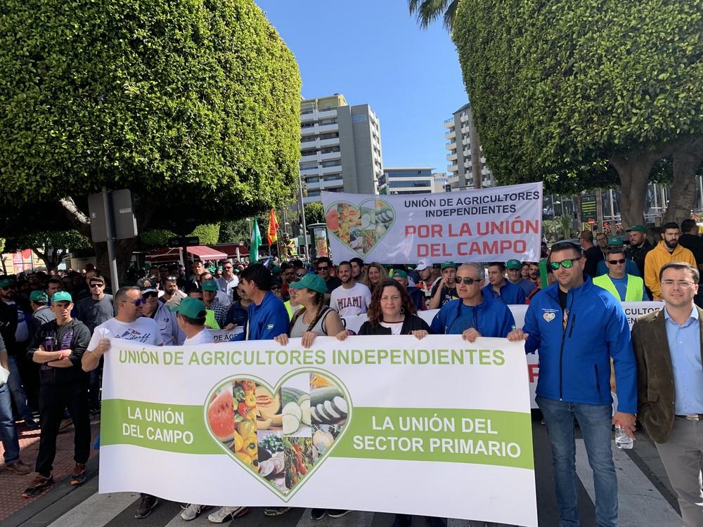 Ciudadanos El Ejido apoya con su presencia en la manifestación de agricultores sus reivindicaciones