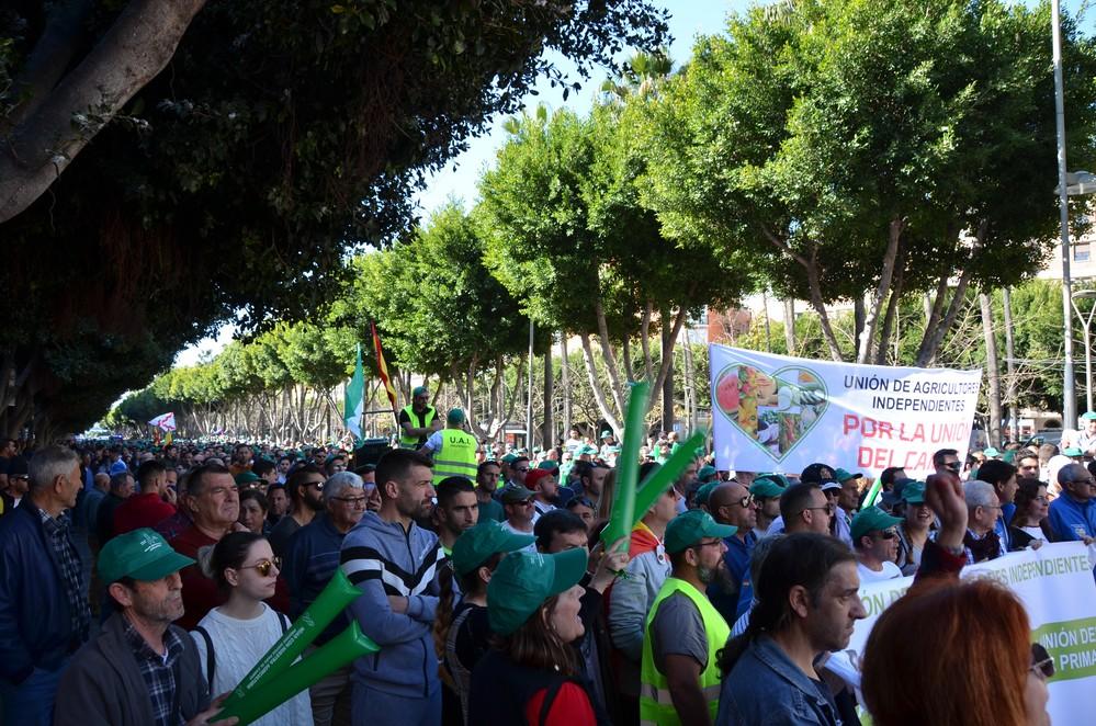 Más de 2.000 agricultores se manifiestan en Almería para reivindicar precios justos y un mayor control del género que llega a Europa de terceros países