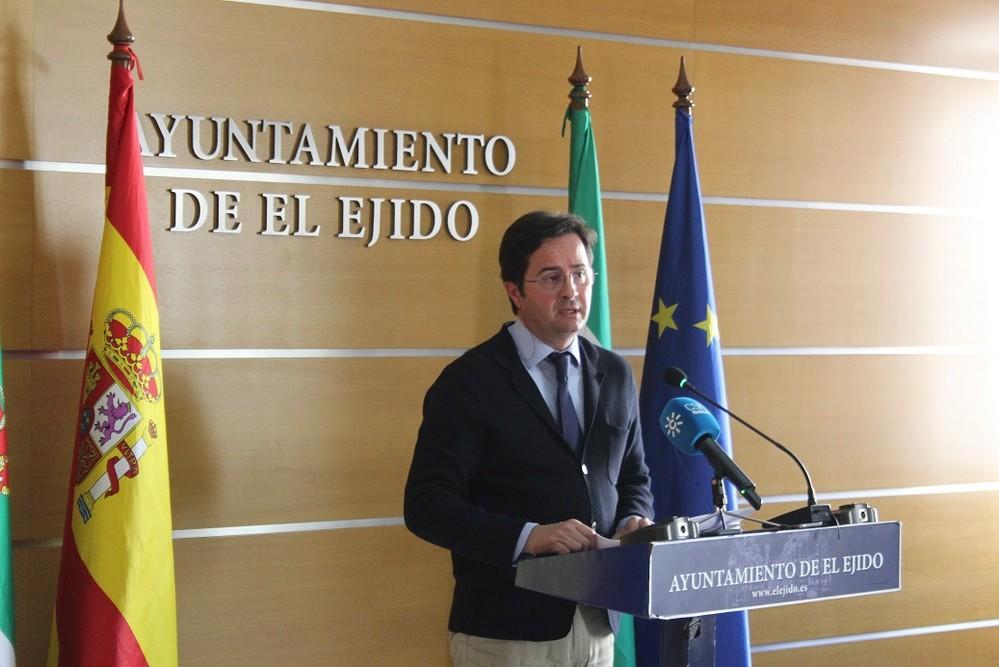El alcalde solicita a la Consejería una planificación específica que atienda las necesidades educativas de El Ejido con un cronograma de actuación en base a un Plan de Choque