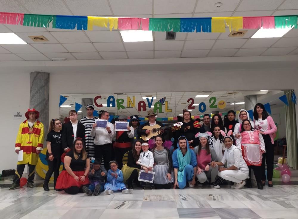 Down El Ejido celebra su tradicional fiesta de carnaval que cuenta con la participación de Servicios Sociales
