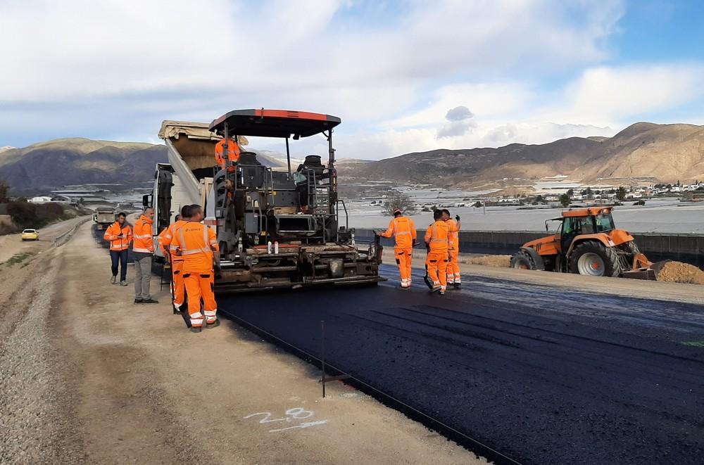 Las obras de la variante sur de Berja avanzan con la extensión de la primera capa de rodadura