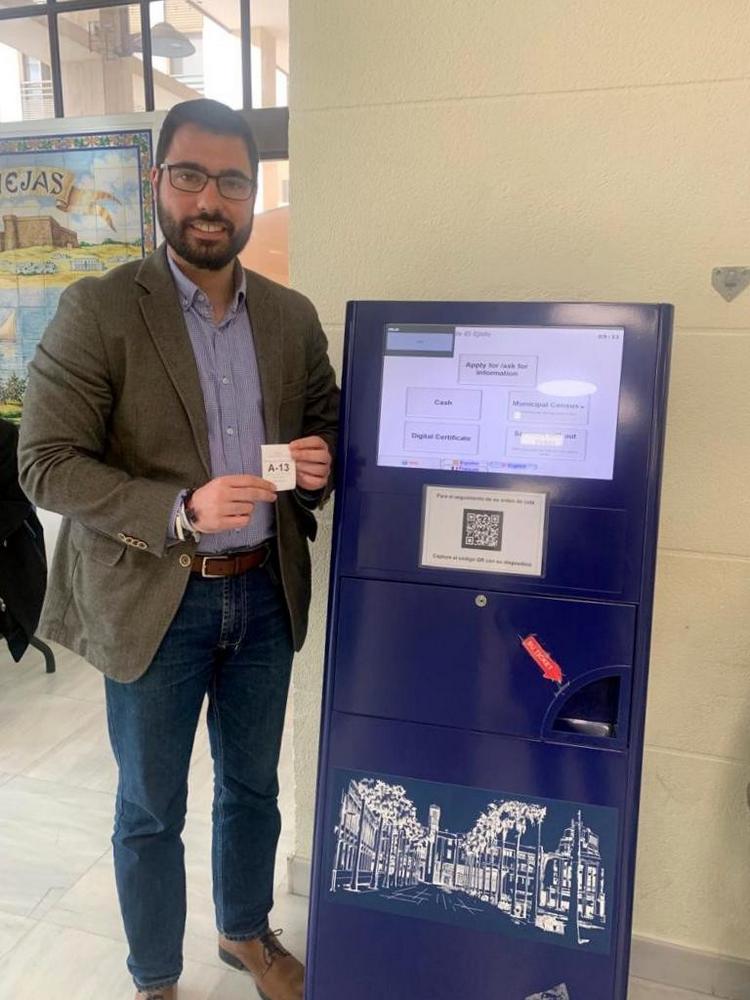 El gobierno local mejora el servicio de Información y Registro con la introducción de varios idiomas en los tótems de dispensación de tickets y un sistema de seguimiento de colas en tiempo real