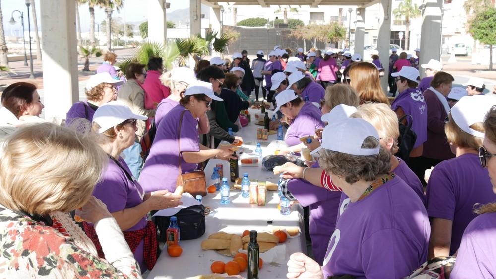 Decenas de abderitanas disfrutan del taller de gimnasia y desayuno saludable del Día Internacional de la Mujer