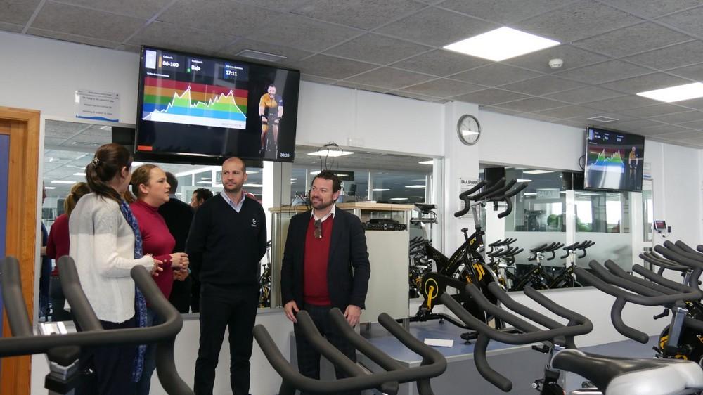 Ya está en servicio la nueva sala de spinning virtual de la Piscina Municipal de Adra