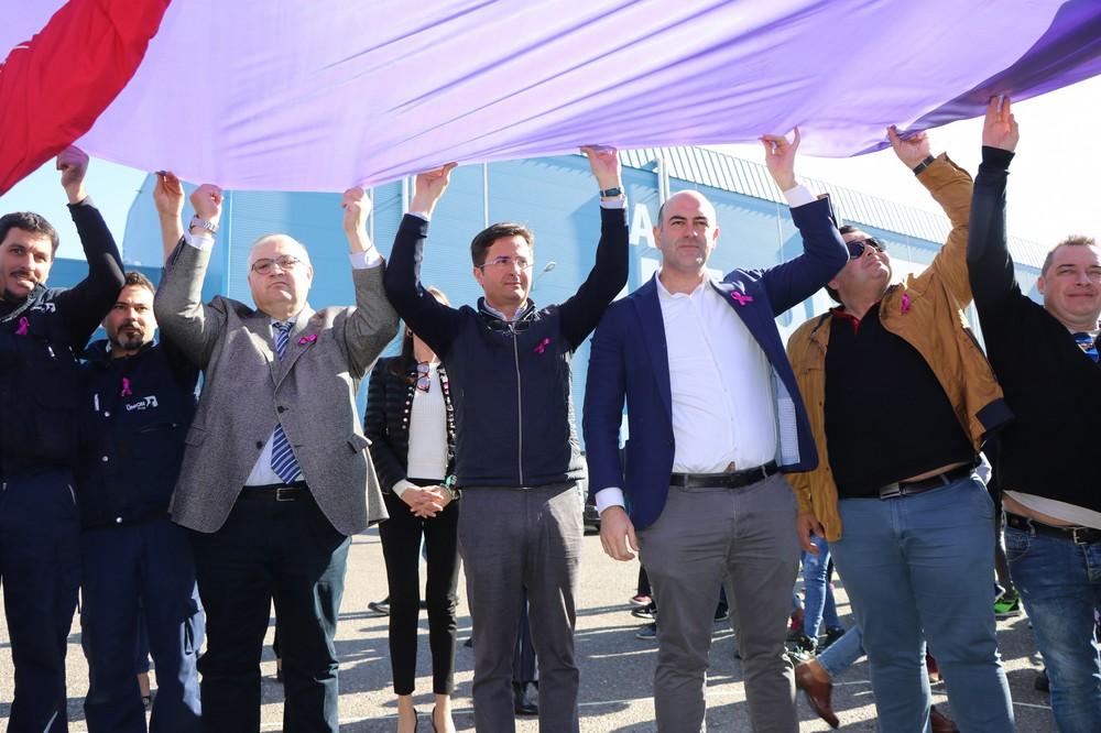 La Unión alza un gran lazo rosa de 25 metros en favor de la mujer