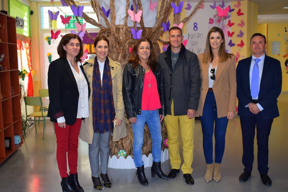 La viceconsejera de Educación visita el CEIP Loma de Santo Domingo con motivo del Día Internacional de la Mujer