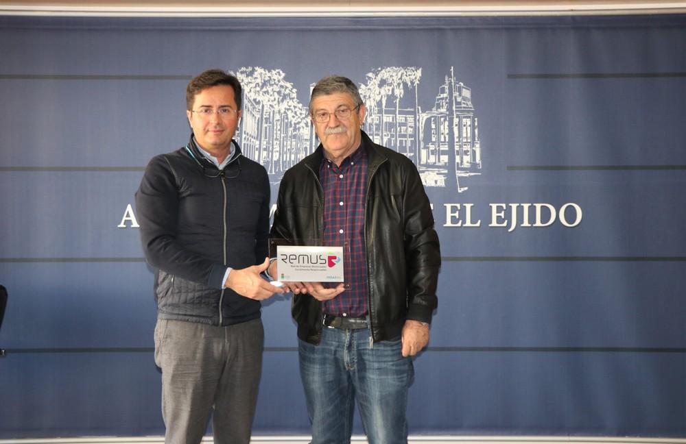 El presidente de Indasol, Miguel Barbero, ha recogido hoy de manos del alcalde de El Ejido, Francisco Góngora, la placa que acredita que esta empresa se ha unido al programa REMUS