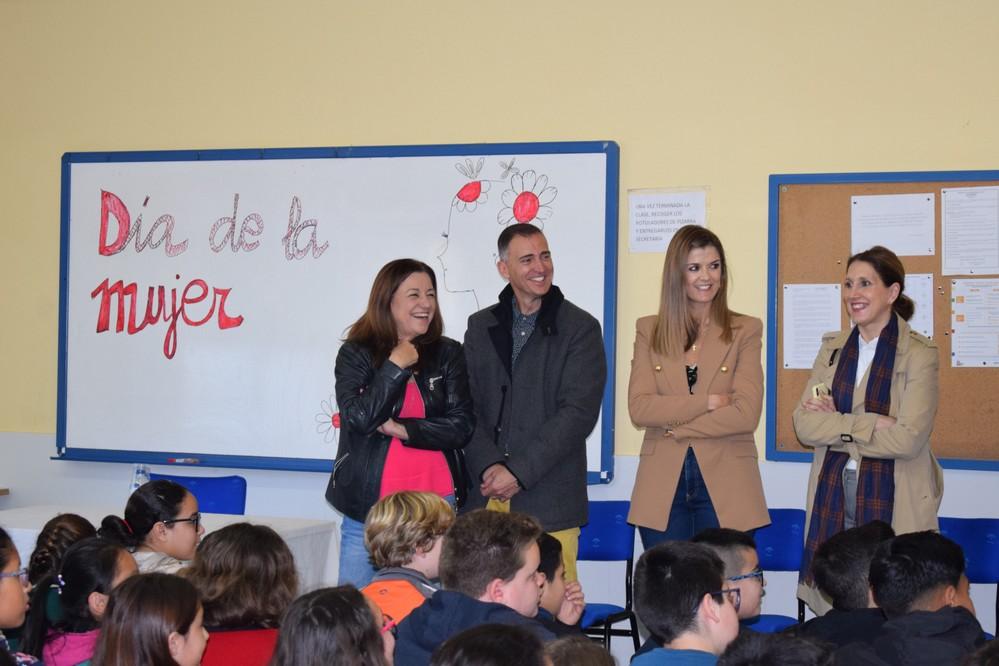 El CEIP Loma de Santo Domingo celebra el Día Internacional de la Mujer con la visita de la viceconsejera y las ediles de Educación y Cultura