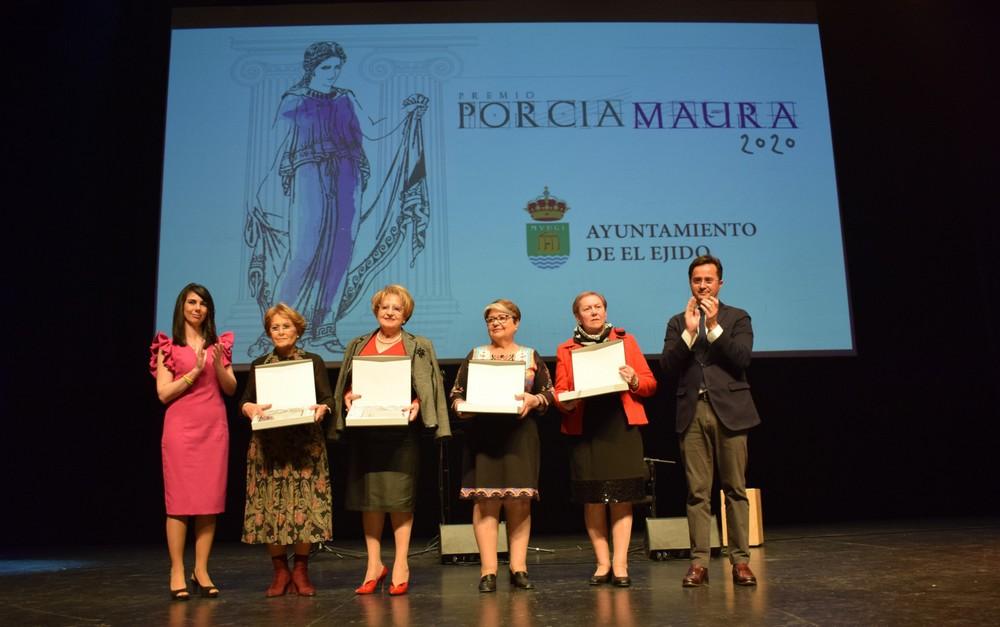 El Ayuntamiento homenajea a cuatro mujeres por su trayectoria profesional, labor personal y promoción de la mujer ejidense en los Premios Porcia Maura