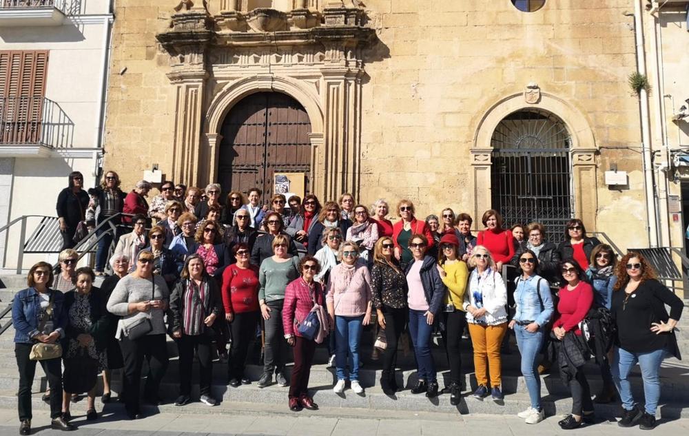 Más de medio centenar de abderitanas conocen Alcalá la Real en un viaje organizado por el Día Internacional de la Mujer