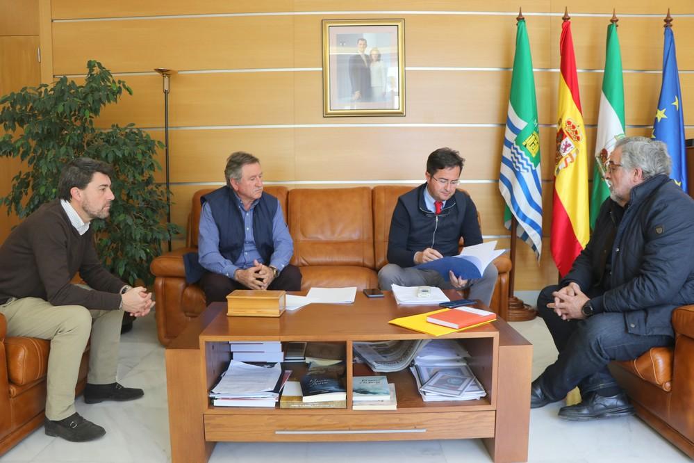 El alcalde de El Ejido mantiene una reunión con el portavoz y coordinador de la Mesa del Ferrocarril de Almería