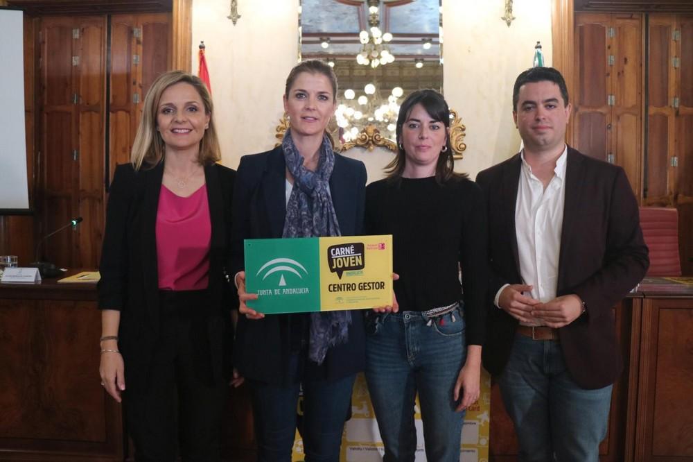 Entregan la placa que acredita que el Centro de Información Juvenil de El Ejido es sede gestora del Carné Joven Europeo