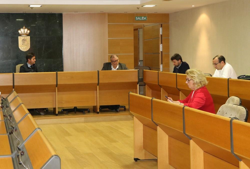 El Ayuntamiento habilita dos líneas telefónicas para atender las necesidades más básicas de mayores, personas con discapacidad o movilidad reducida que se encuentren solas