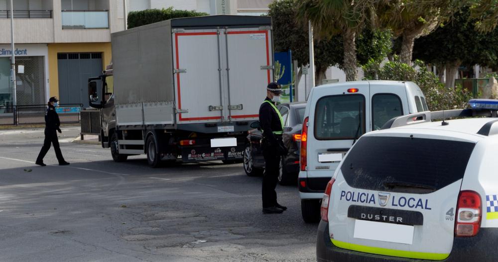 La Policía Local de Adra interpone 43 denuncias en tres días por no cumplir con las restricciones
