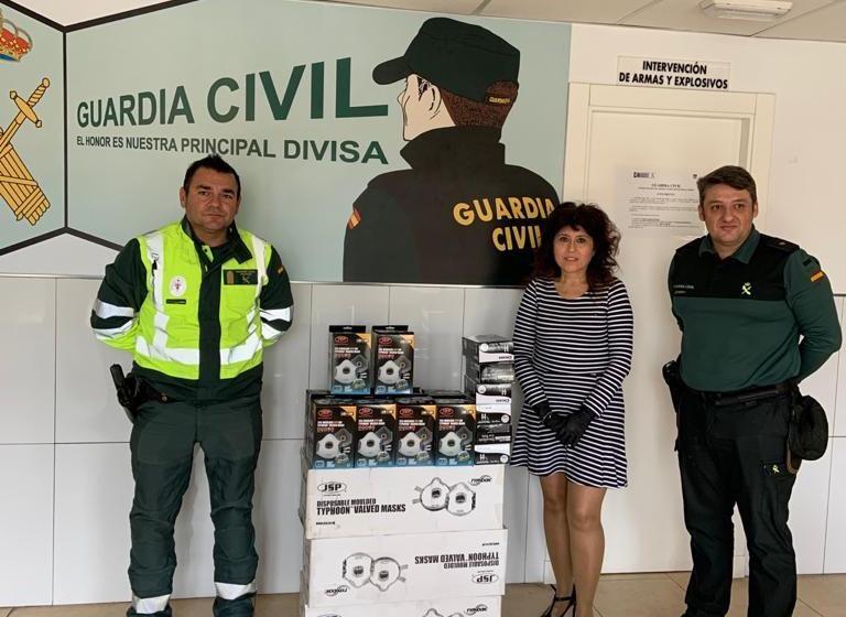 Herrajes del Poniente entrega una importante cantidad de mascarillas a la Guardia Civil