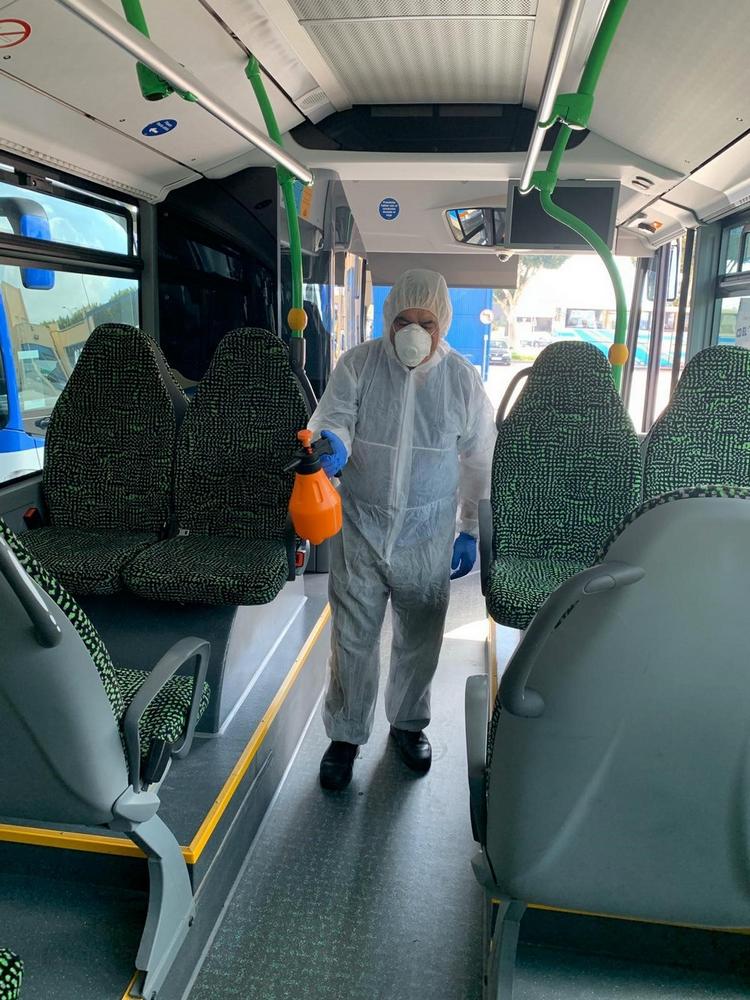 El Gobierno Local reduce al 50% los servicios prestados en el transporte regular y la ocupación en los autobuses