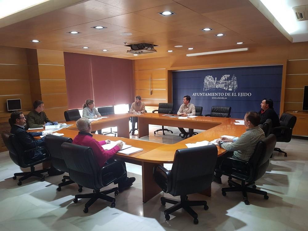 El alcalde mantiene hoy una reunión para fijar nuevas  medidas de apoyo a la desinfección de espacios públicos