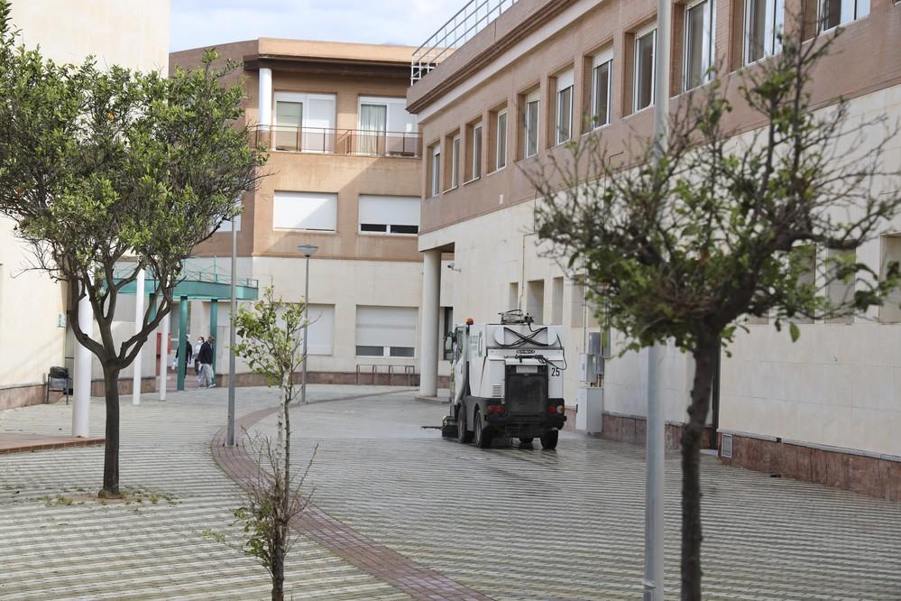 Labores de baldeo y desinfección en el Hospital de Poniente