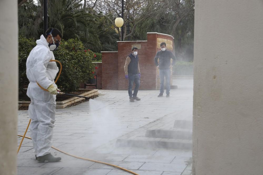 20 equipos de tractores y cubas se han sumado a las tareas de baldeo y desinfección