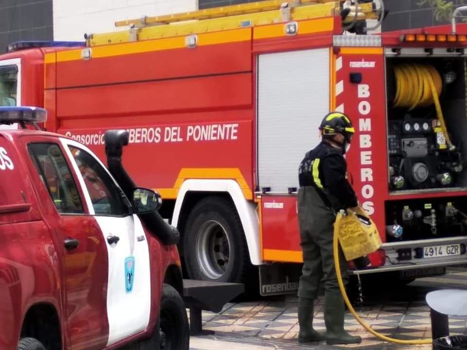 Bomberos del Poniente y Ayuntamiento aúnan fuerzas para realizar labores de desinfección en Adra este miércoles