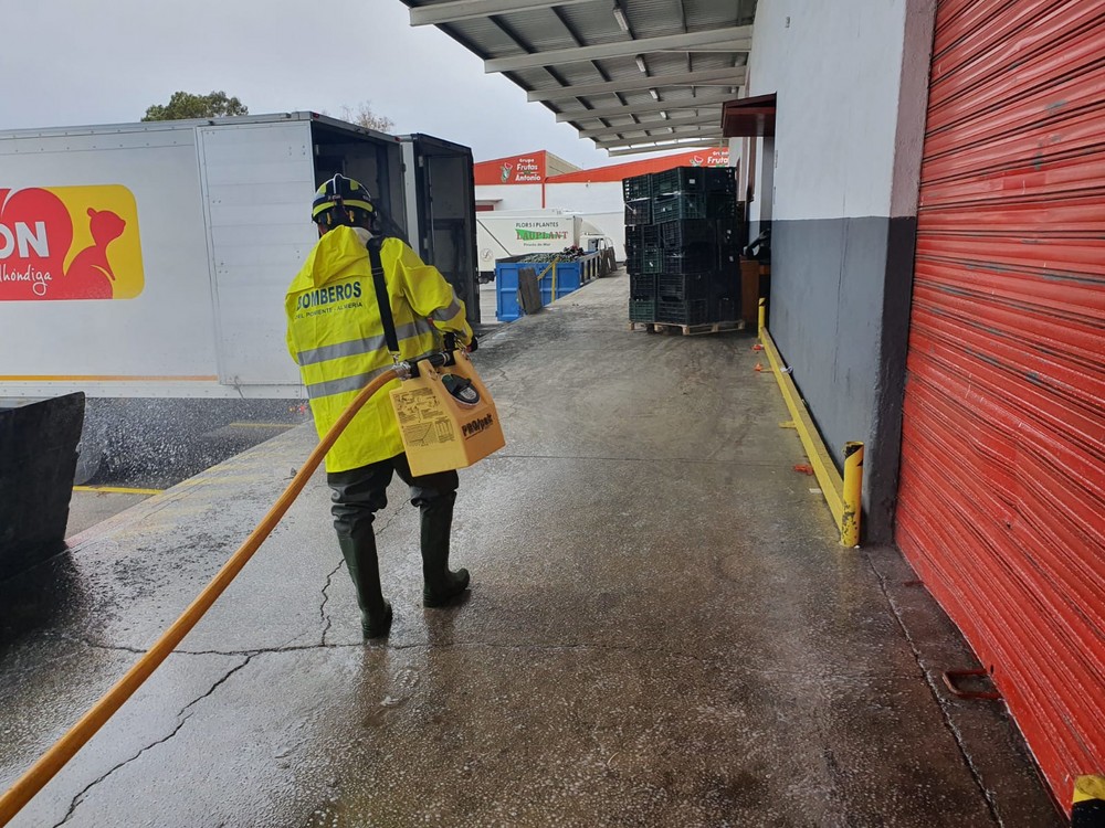 Un camión del Consorcio de Bomberos del Poniente se suma al Plan Municipal de Limpieza y Desinfección activo las 24 horas del día