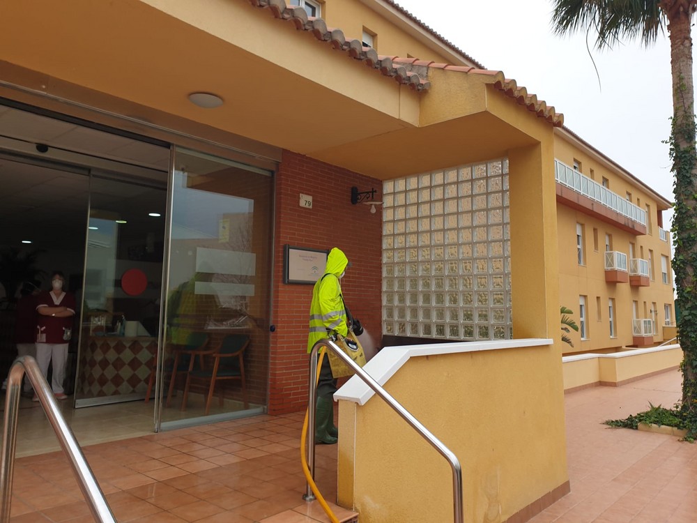 El Ayuntamiento de Vícar  y el Consorcio de Bomberos del Poniente aúnan fuerzas para desinfectar el municipio