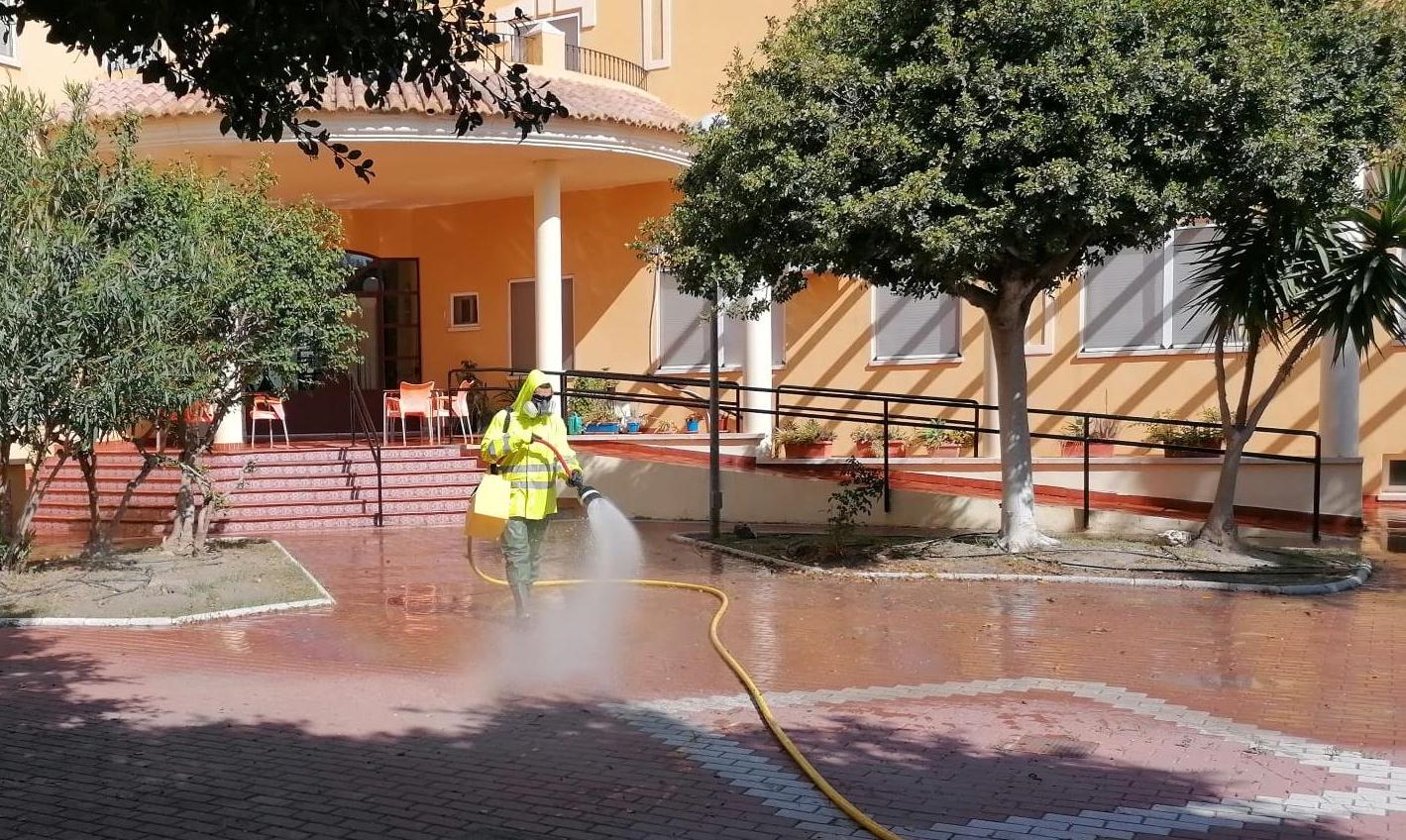 El Consorcio de Bomberos del Poniente se une al Ayuntamiento de Adra en la desinfección de calles