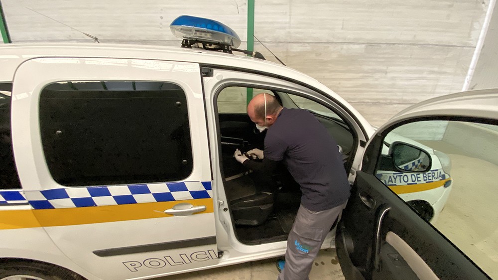 El Ayuntamiento de Berja realiza labores de desinfección con ozono en vehículos municipales