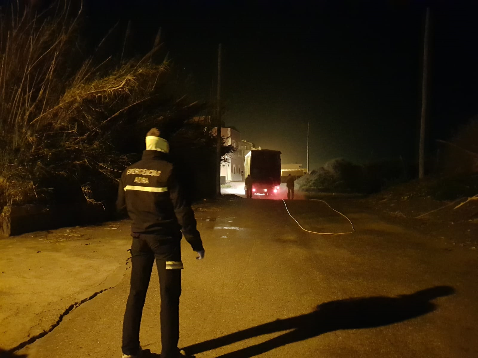 Segunda fumigación masiva de las calles de Adra entre Ayuntamiento y de agricultores voluntarios