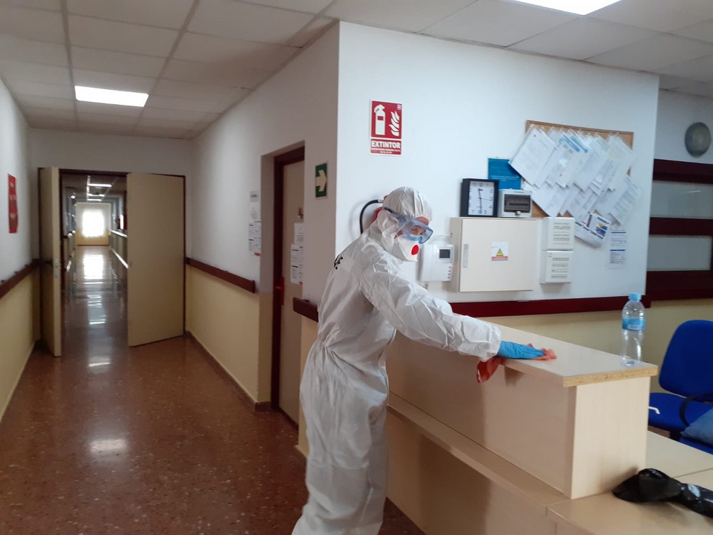 La UME apoya las labores de desinfección del Ayuntamiento de Adra en la Residencia de Mayores