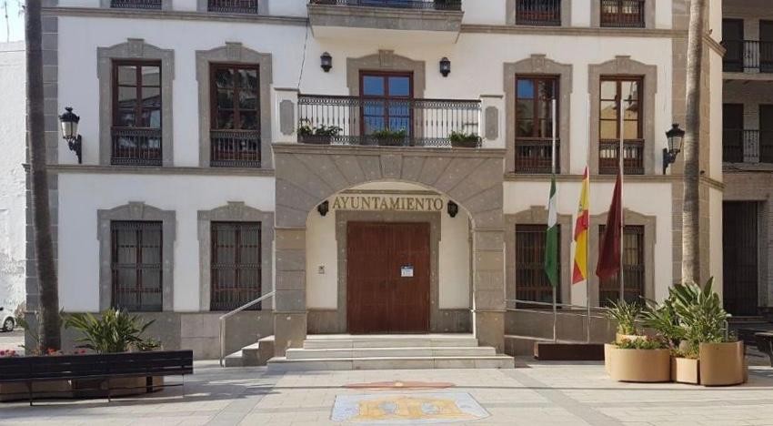 Las banderas del Ayuntamiento de Adra ondearán a media asta por las víctimas del coronavirus