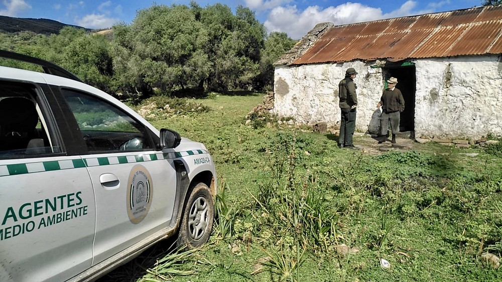 Los agentes de medio ambiente cuidan y asesoran durante la alarma por coronavirus a personas que viven aisladas en el campo