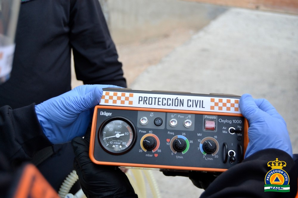 El Ayuntamiento de El Ejido cede al Hospital de Poniente un respirador y entrega material de protección para los sanitarios