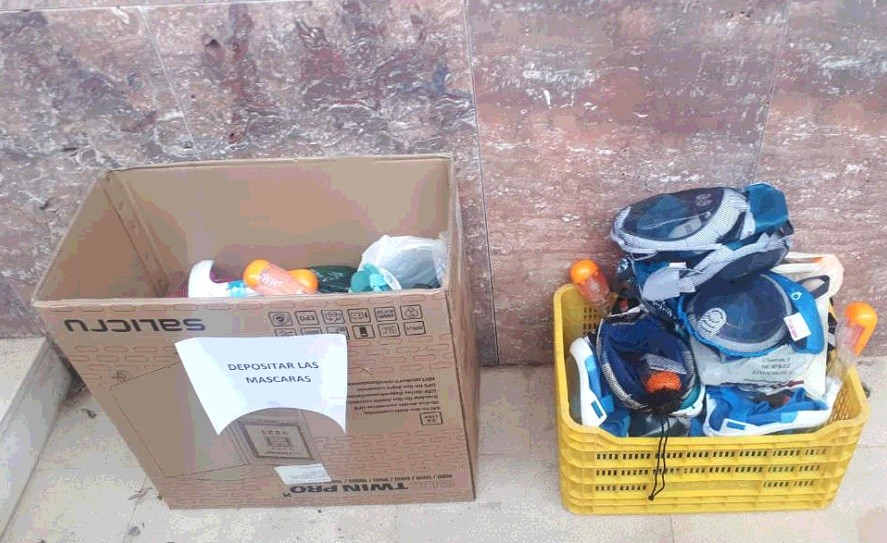 Vecinos de Vícar aportan en un solo día 40 máscaras de buceo snorkel para su adaptación a respiradores