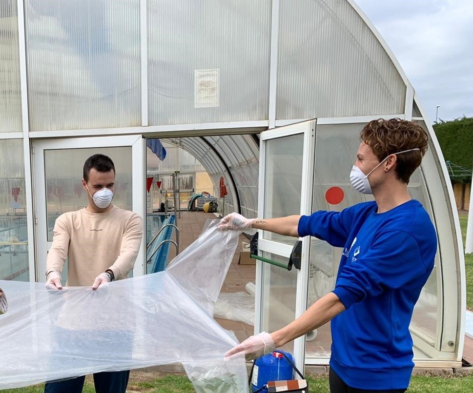 El Ayuntamiento de Vícar reparte más de un millar de mascarillas de tela elaboradas por costureras locales que también confeccionarán batas con plásticos