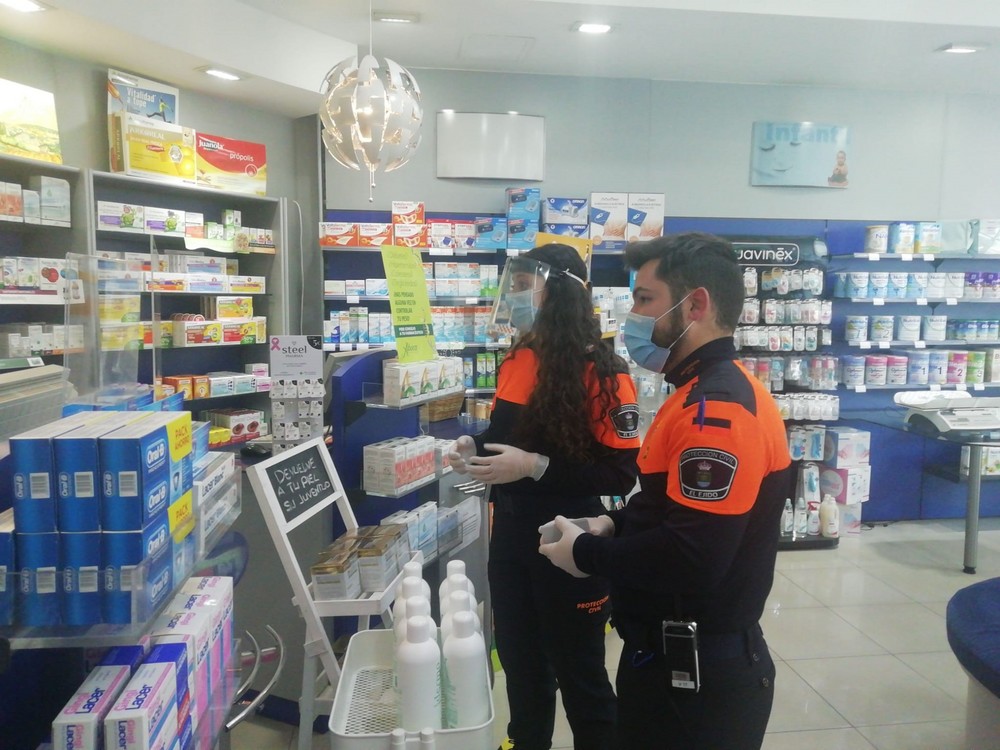 El Ayuntamiento atiende ya a más de medio centenar de mayores, personas con discapacidad o movilidad reducida solas en la compra de alimentos, medicinas y en gestiones prioritarias