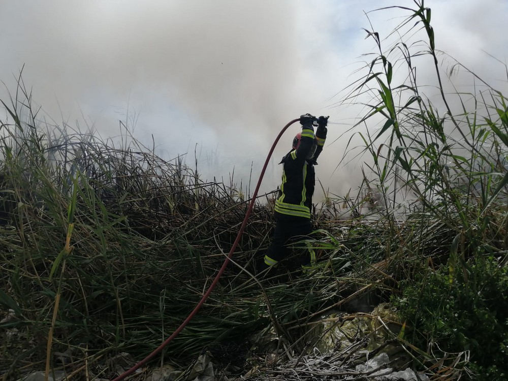 Sofocan un incendio en Las Albuferas de Adra
