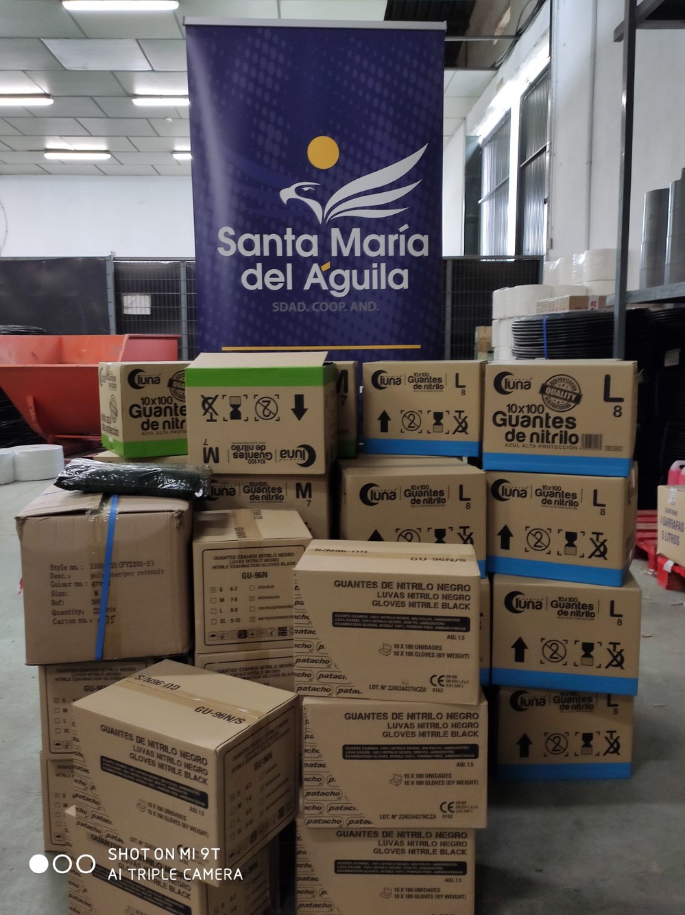 La cooperativa de suministros Santa Mª del Águila entrega equipos de protección, ponchos de plástico y guantes a sanitarios