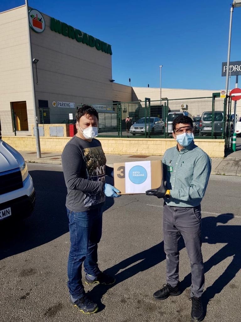 Trabajadores del Mercadona de La Aldeílla donan monos de protección al Hospital de Poniente