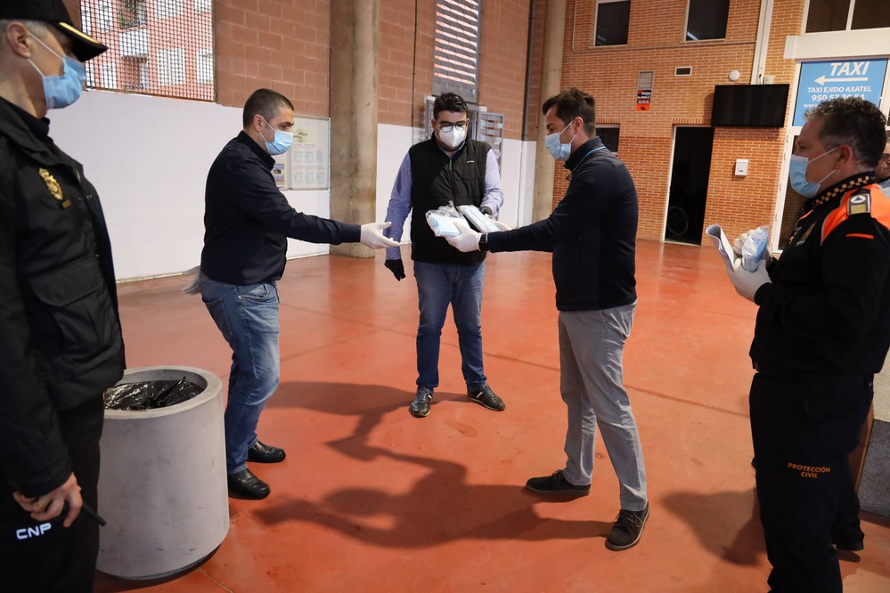 El Ayuntamiento de El Ejido reparte 8.000 mascarillas para uso de los trabajadores que se desplacen en transporte público