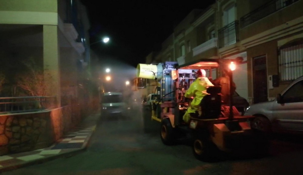 El Ayuntamiento de Adra ha llevado a cabo una nueva fumigación masiva de las calles de la ciudad