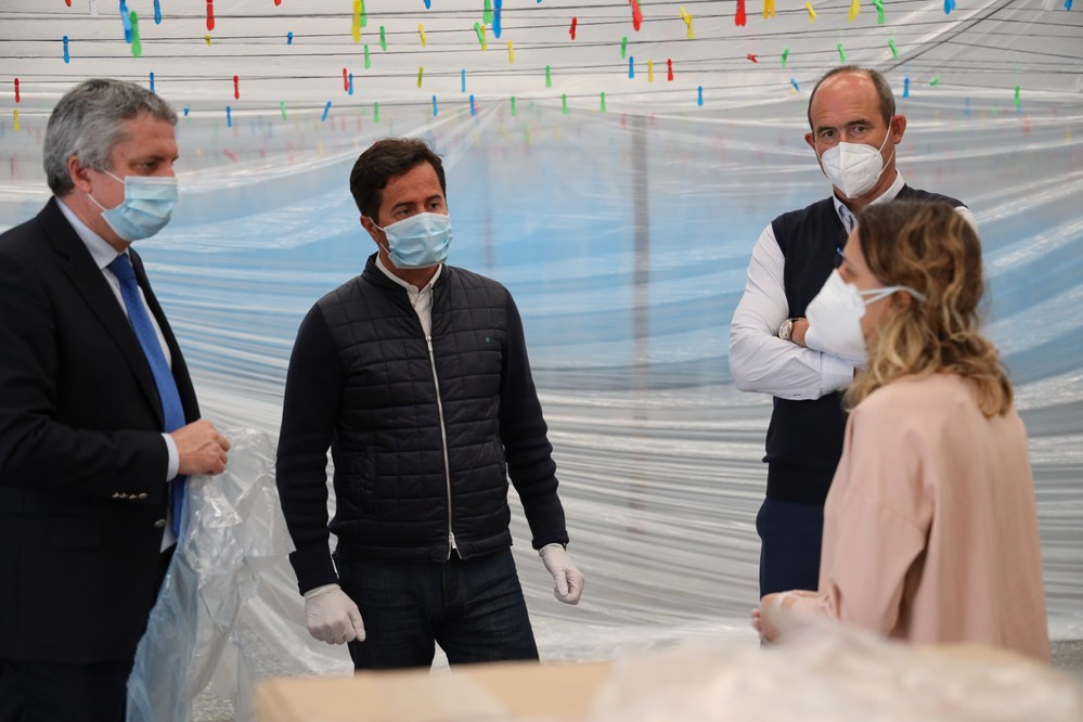 El Ayuntamiento de El Ejido promueve junto a la campaña ‘Si tú caes Yo caigo’ la fabricación de batas impermeables para personal sanitario