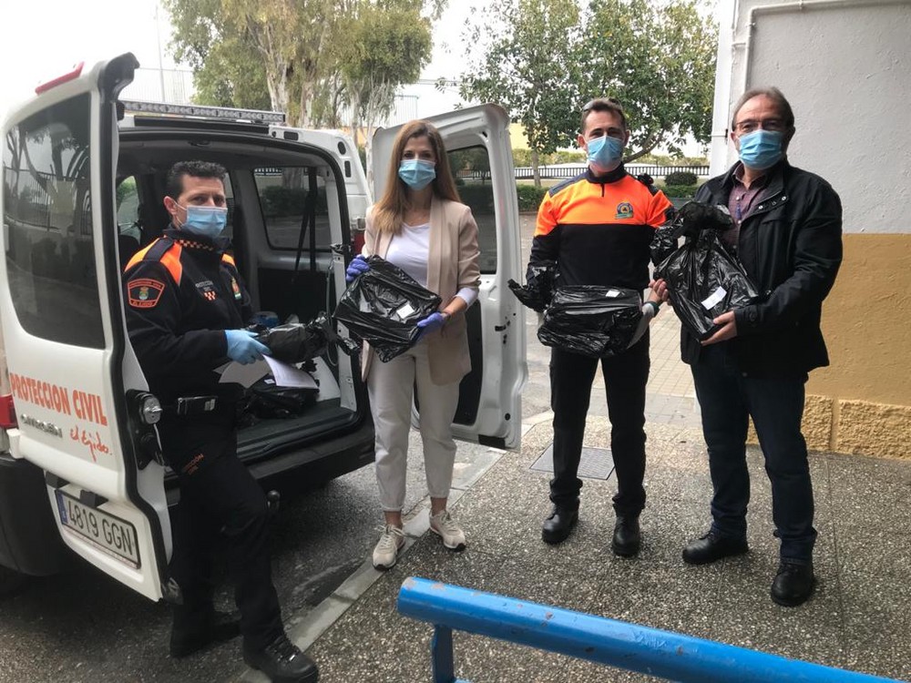 El Ayuntamiento de El Ejido activa un equipo de Protección Civil para el reparto de libros con el objetivo de que los alumnos con necesidades puedan continuar con sus clases desde casa