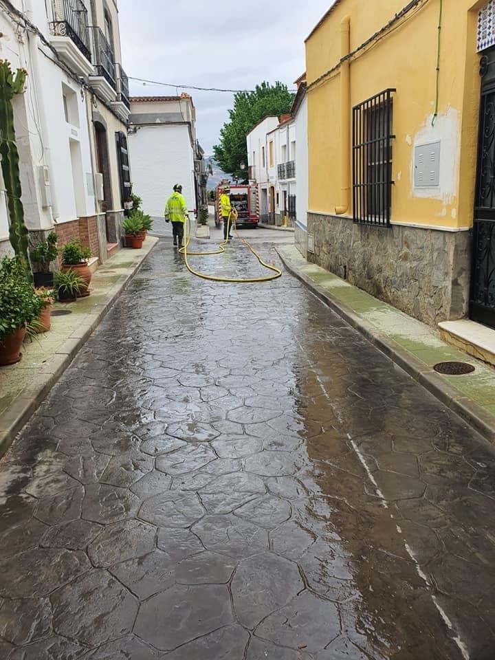 Bomberos del Poniente y Levante realizan labores de desinfección en una treintena de municipios