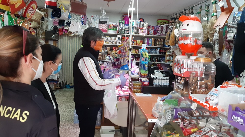 El Ayuntamiento de Adra reparte 9.000 mascarillas y un centenar de pantallas de protección en comercios locales