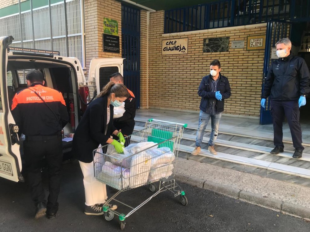 El Ayuntamiento de El Ejido continúa repartiendo los libros del tercer trimestre que se quedaron en clase a alumnos con necesidades de los centros educativos