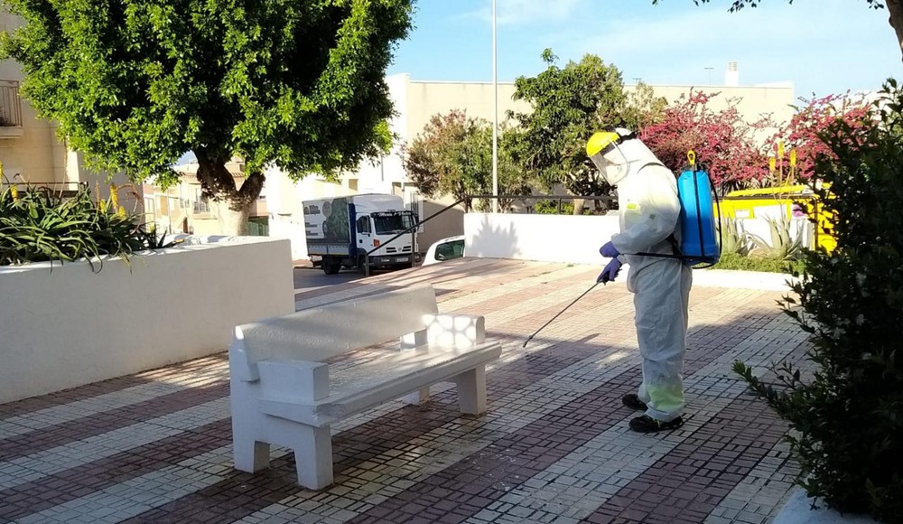 El Ayuntamiento de Adra refuerza la higiene y desinfección en zonas de mayor paso de niños y niñas