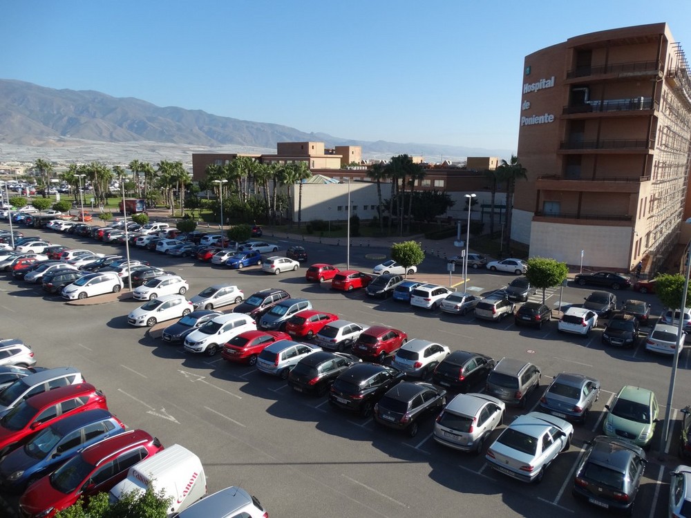 Mejora el estado de salud del médico de Urgencias ingresado en la UCI del Hospital de Poniente