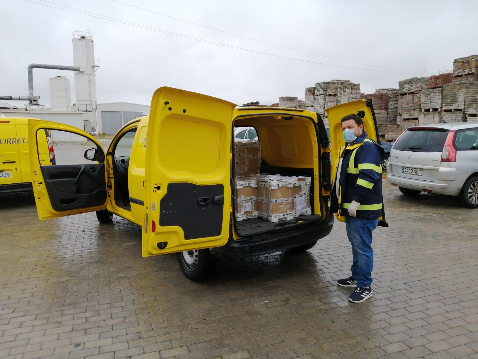 Correos transporta material de protección desde El Ejido
