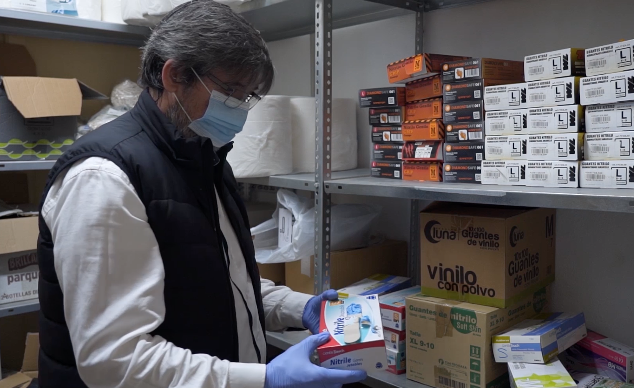 Adra facilita kits de material higiénico-sanitario a comercios que retoman su actividad desde este lunes